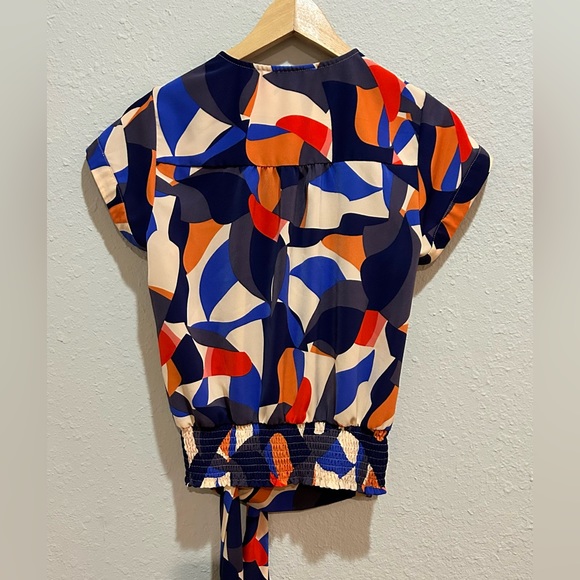 Nine West women’s blue & orange geometric print wrap shirt size XS - Picture 2 of 4